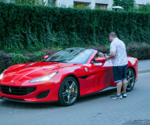 Patryk Vega w Ferrari Portofino wartym milion złotych