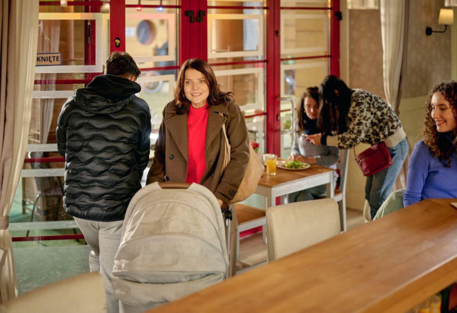 "Na Wspólnej", odcinek 4171: Kariera Mariusza wisi na włosku. Mężczyzna ucieka w alkohol i odsuwa się od Oli