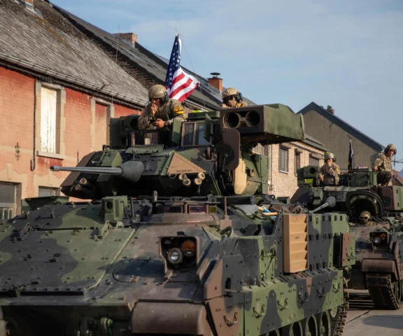 Transatlantyckie napięcia. Merz broni relacji z USA, Trump redukuje wojska