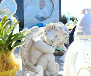 W Wielkanoc na cmentarzu główkę Milanka zmiażdżyła płyta nagrobna. Dramat się nie kończy. Miejsca tragedii strzegą aniołki