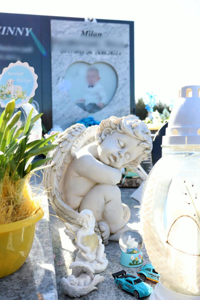 W Wielkanoc na cmentarzu główkę Milanka zmiażdżyła płyta nagrobna. Dramat się nie kończy. Miejsca tragedii strzegą aniołki