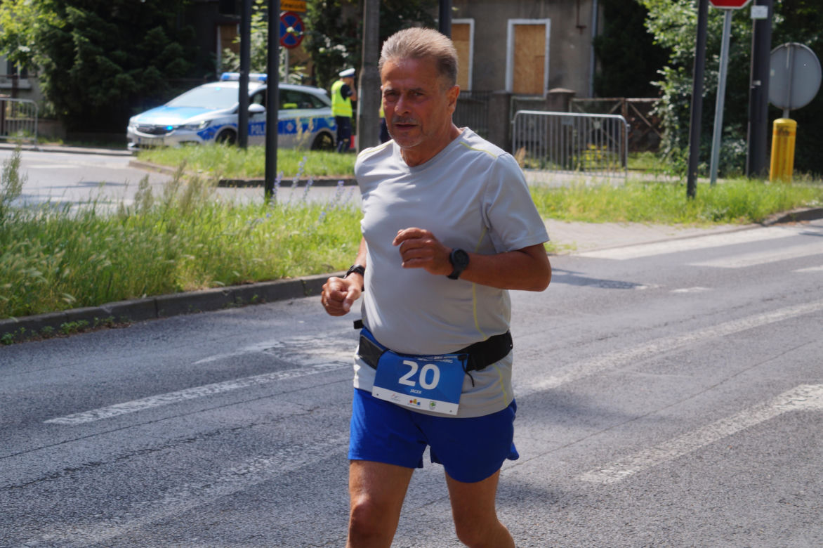 Seniorzy w Bydgoszczy pokazali moc! Blisko setka na starcie pierwszego Biegu Seniora
