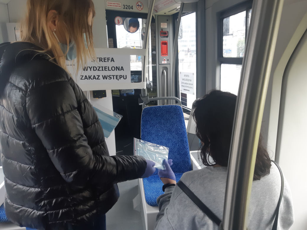 Policjanci kontrolują czy pasażerowie MPK Wrocław noszą maseczki