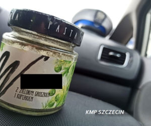 Kierowca pod wpływem narkotyków. Trzymał marihuanę w słoiczku po paście z groszkiem