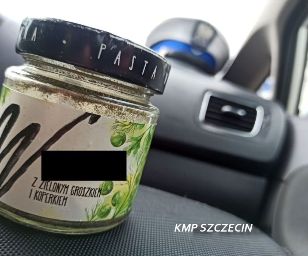 Kierowca pod wpływem narkotyków. Trzymał marihuanę w słoiczku po paście z groszkiem