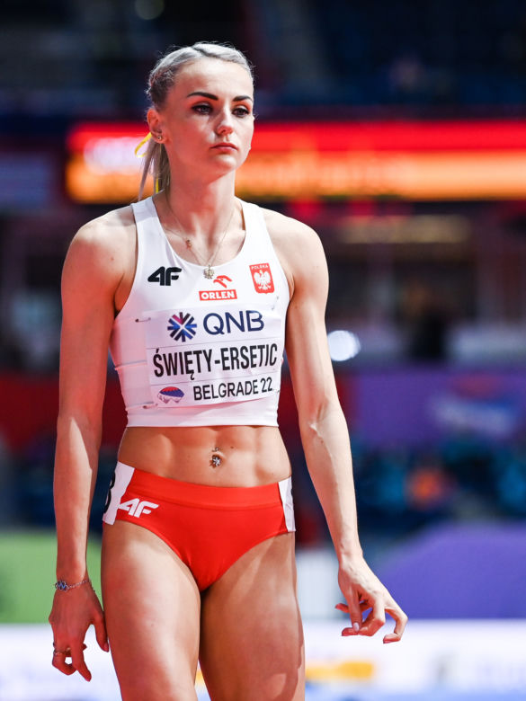 Justyna Święty-Ersetic ze wstążką w barwach Ukrainy