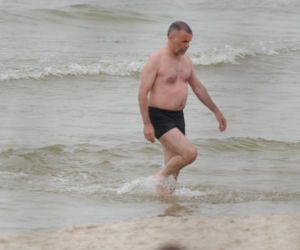 Wiceminister kultury Jarosław Sellin na plaży
