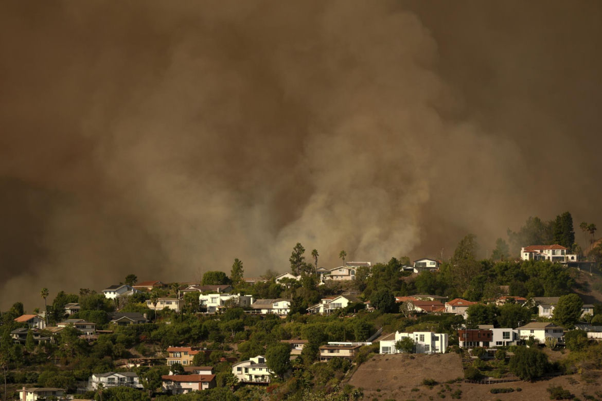 Strażacy desperacko walczą z ogniem w Los Angeles, a ktoś wznieca kolejne pożary?! Szokujące doniesienia!