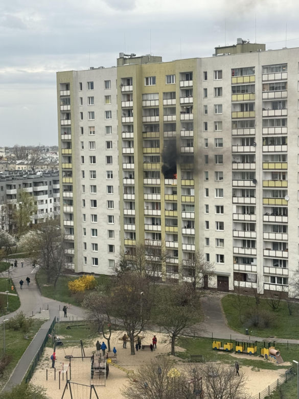 Pożar mieszkania w Warszawie! Czarny dym widać z daleka [ZDJĘCIA]