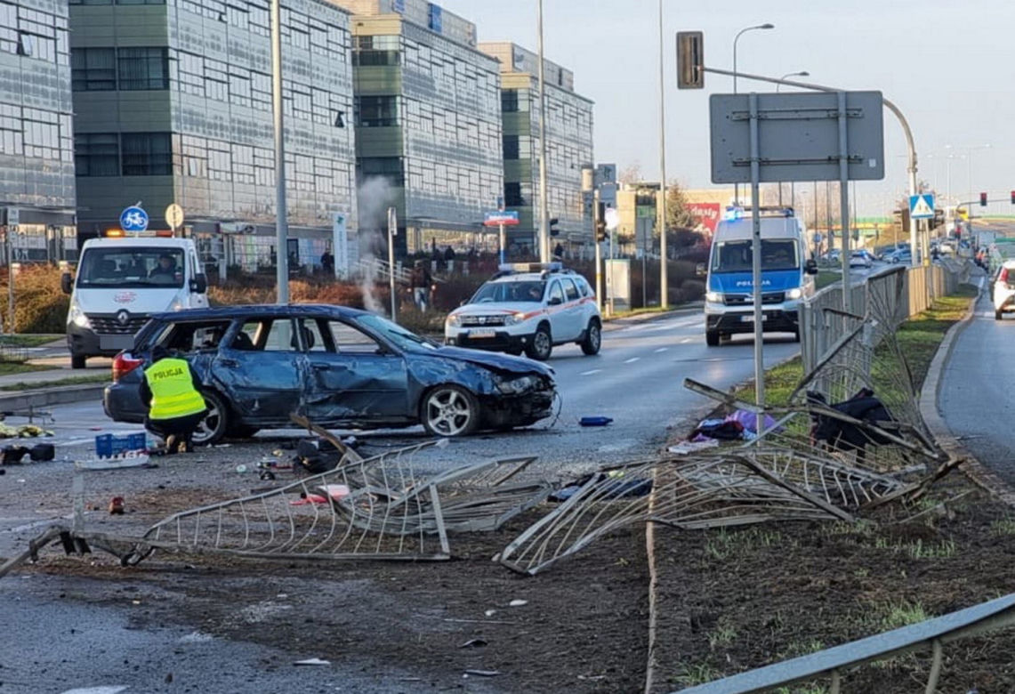 Koszmar na Ursynowie. Samochód dachował, kierowca wypadł na asfalt. Dramatyczna akcja służb