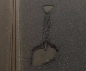 Łopata pod asfaltem. Niecodzienne odkrycie na ulicy Arkońskiej