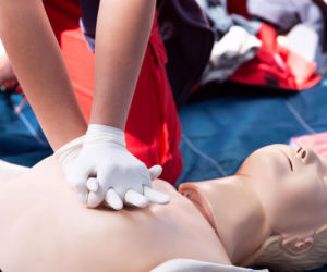 Pierwsza pomoc – co robić, gdy ktoś straci przytomność? Ekspert wyjaśnia, jak uratować życie