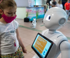 Roboty pomagają...