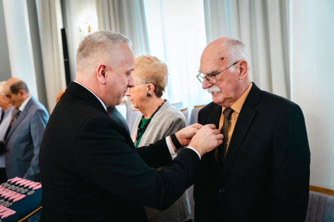 Złoty Gody par małżeńskich w Siedlcach - wręczenie pamiątkowych medali