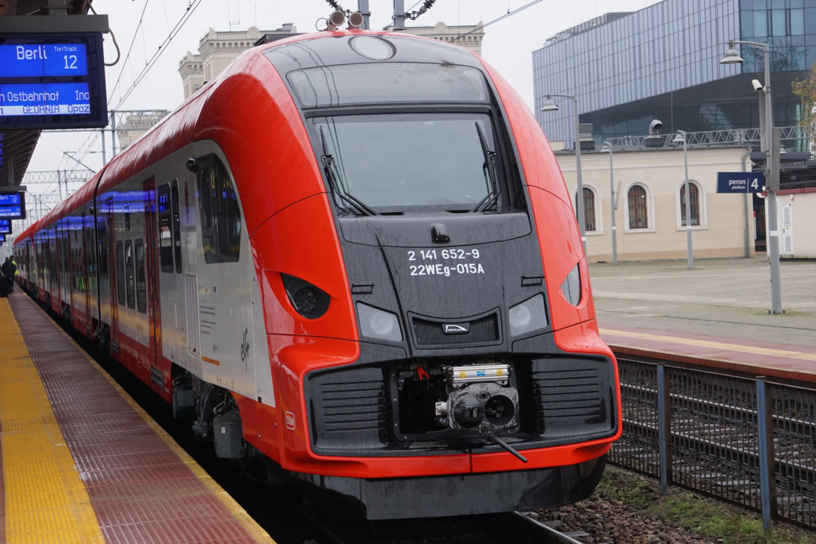 Nowe pociągi od Pesy wjechały na tory w Bydgoszczy! Tak wyglądają w środku [ZDJĘCIA]