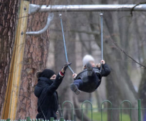 Marta Kaczyńska z synkiem na placu zabaw