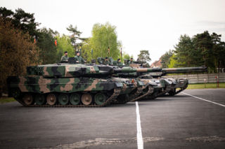 Warszawskie Targi Obronne 2026. Czołg Abrams, sprzęt GROM-u, symulator dachowania i spotkania z żołnierzami oraz policjantami