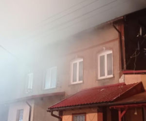   Pożar budynku wielorodzinnego w Pozezdrzu. PIĘĆ RODZIN straciło dach nad głową [ZDJĘCIA]