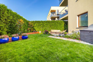 Ogródek przy mieszkaniu w bloku