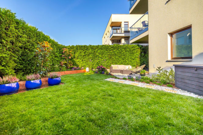 Ogródek przy mieszkaniu w bloku