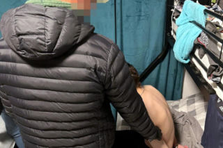 Rozboje z nożem w Warszawie. 21-latek zatrzymany. Myślał, że dostanie mandat!