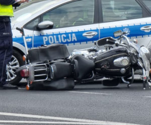 Zmiótł seatem motocyklistę. Koszmarny wypadek na Pradze