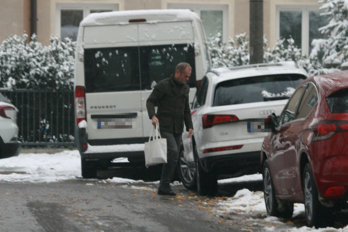 Tusk dba o wnuczkę i sprząta po psie