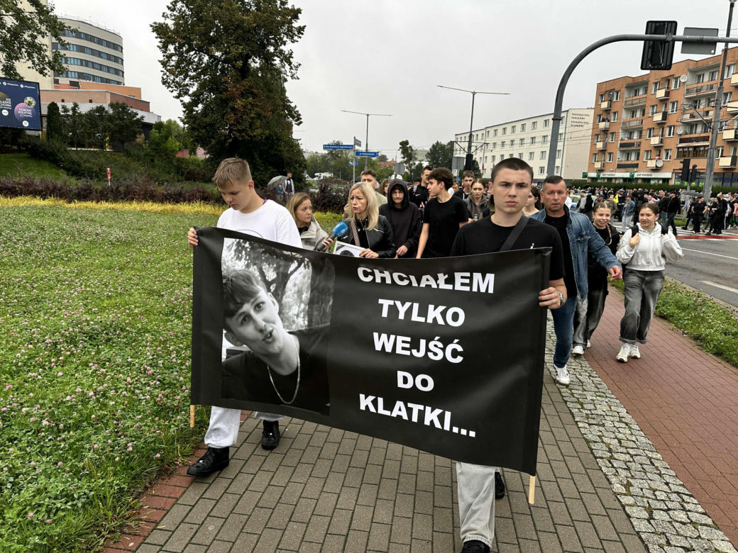 Setki osób upamiętniły Oliwiera. 20-latek zmarł po interwencji policji. "Zabili go jak zwierzę"