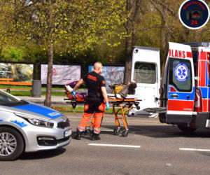 Jeep gruchnął w motocykl! Kierujący wymusił pierwszeństwo. Ranne dwie osoby