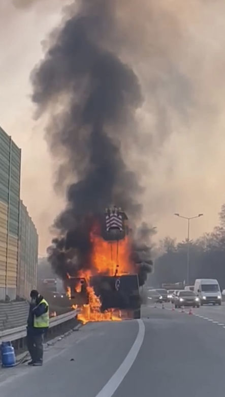 Warszawa. Wielkie jęzory ognia na S8. Płonął dźwig "KRYM". Gigantyczny korek
