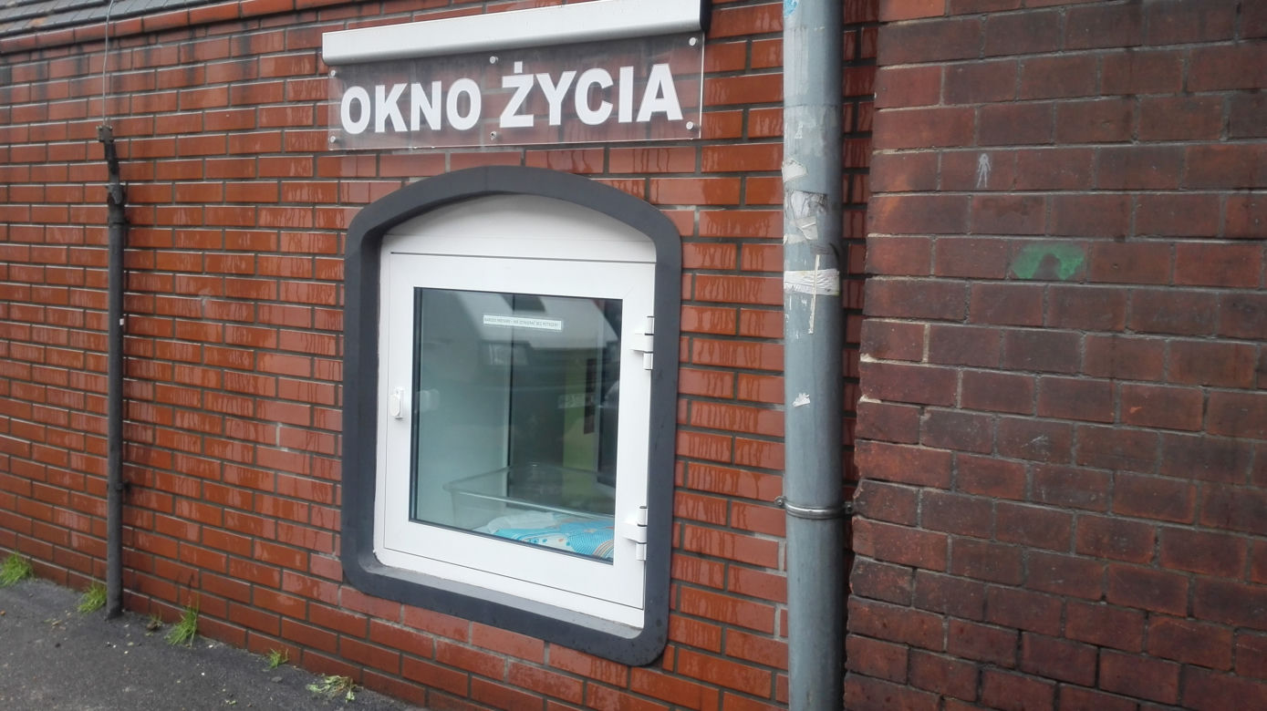Półtoraroczna dziewczynka znaleziona w oknie życia