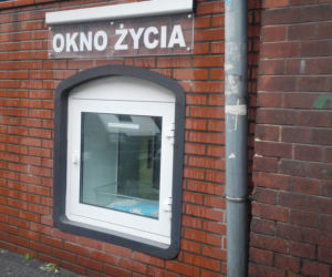 Półtoraroczna dziewczynka znaleziona w oknie życia