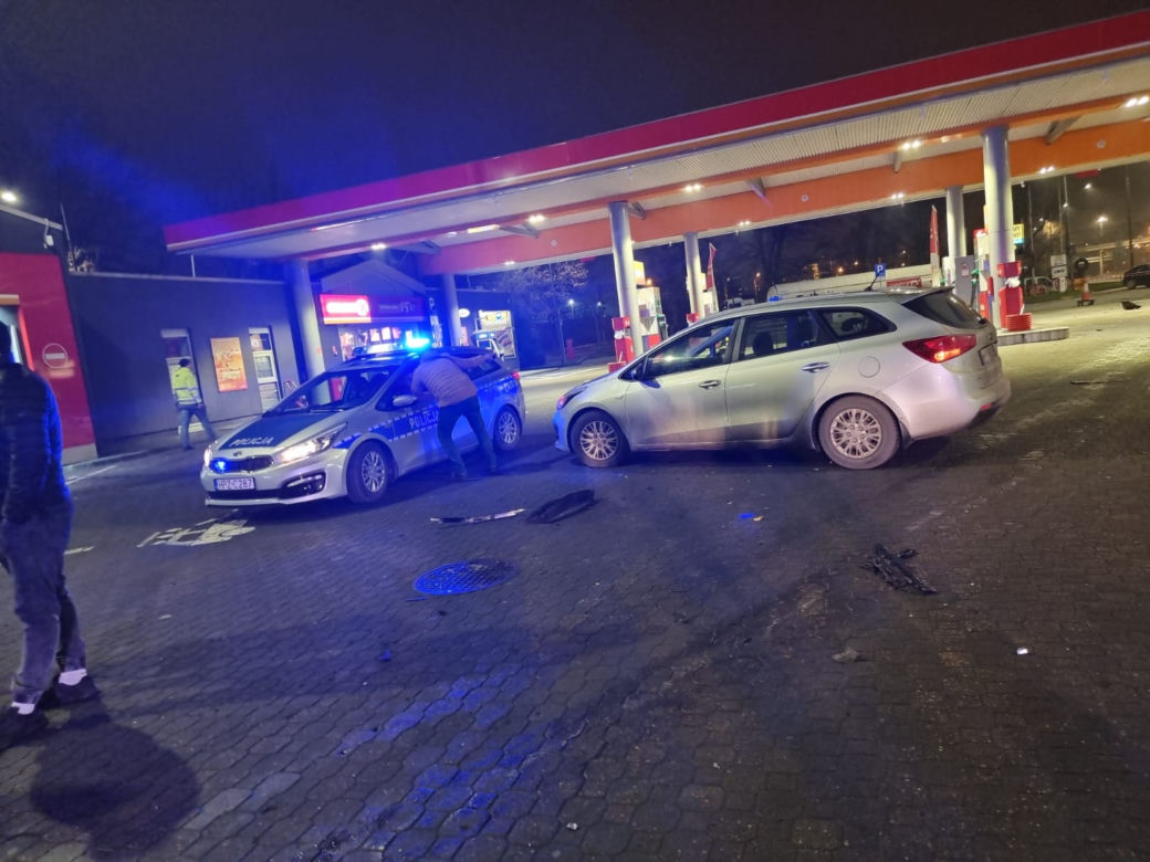  Nawet nie zahamował! Wypożyczonym mercedesem huknął w instrybutor na stacji paliw. Cudem uniknęli śmierci