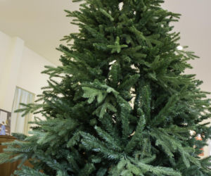 Przygotuj sztuczną choinkę na święta. Niezawodne sposoby na jej odświeżenie