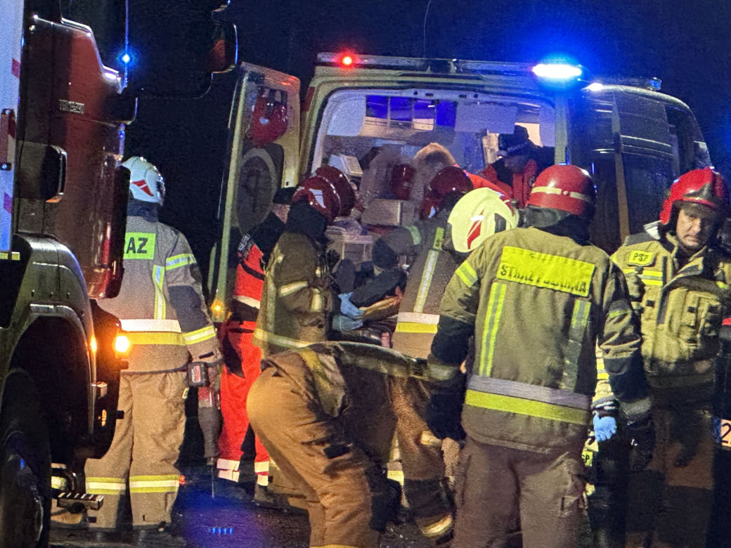 Osobowa skoda roztrzaskała się o drzewo. 53-latek zmarł w szpitalu