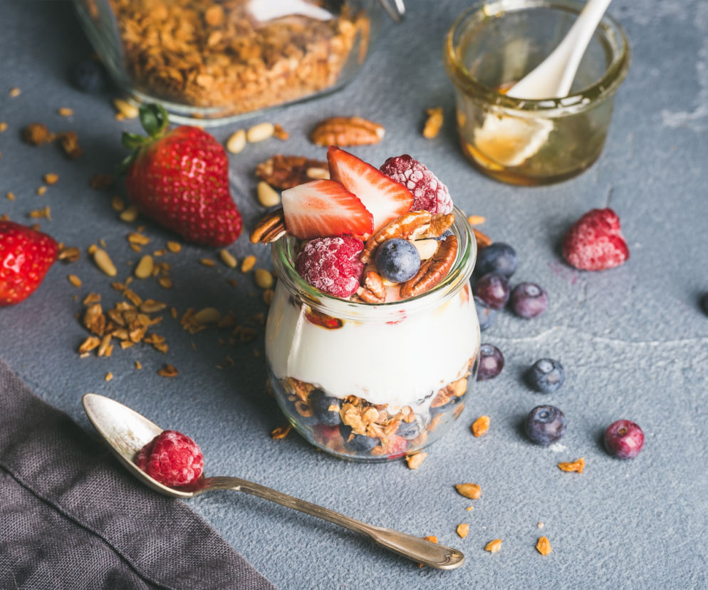 Granola z jogurtem i owocami