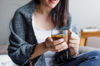 Brzuch twardy jak balon? Wystarczy garść tych liści. Ulga przyjdzie szybciej, niż myślisz