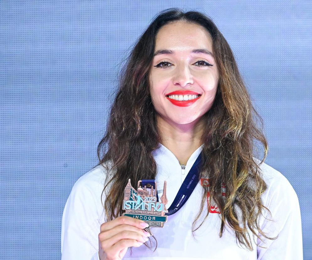 Uśmiechnięta biegaczka Sofia Ennaoui trzyma medal halowych mistrzostw Europy. O końcu jej kariery czytaj na SE Supersport.