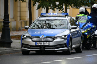Dwóch policjantów w szpitalu, trzy radiowozy rozbite. Pościg na S61 pod Łomżą