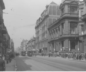 Fragment ulicy. Widoczni przechodnie, jadące tramwaje. Z prawej Grand Hotel pod numerem 72, lata: 1925-1934