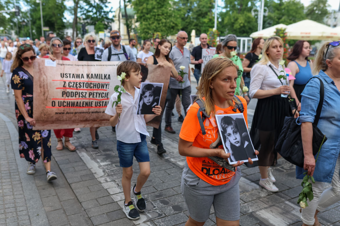 Biały Marsz dla Kamilka. Mieszkańcy Częstochowy przynieśli białe róże