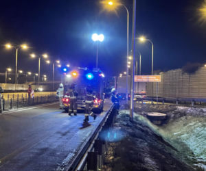 Dachował volvo na S8. Wielka akcja ratunkowa, śmigłowiec LPR zabrał rannego