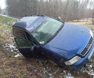 Trudne warunki na drogach. Na DK 51 w okolicach czarnego punktu dachowało auto [ZDJĘCIA]