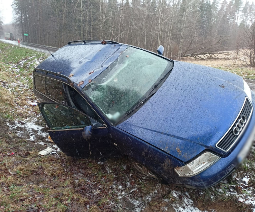 Trudne warunki na drogach. Na DK 51 w okolicach czarnego punktu dachowało auto [ZDJĘCIA]