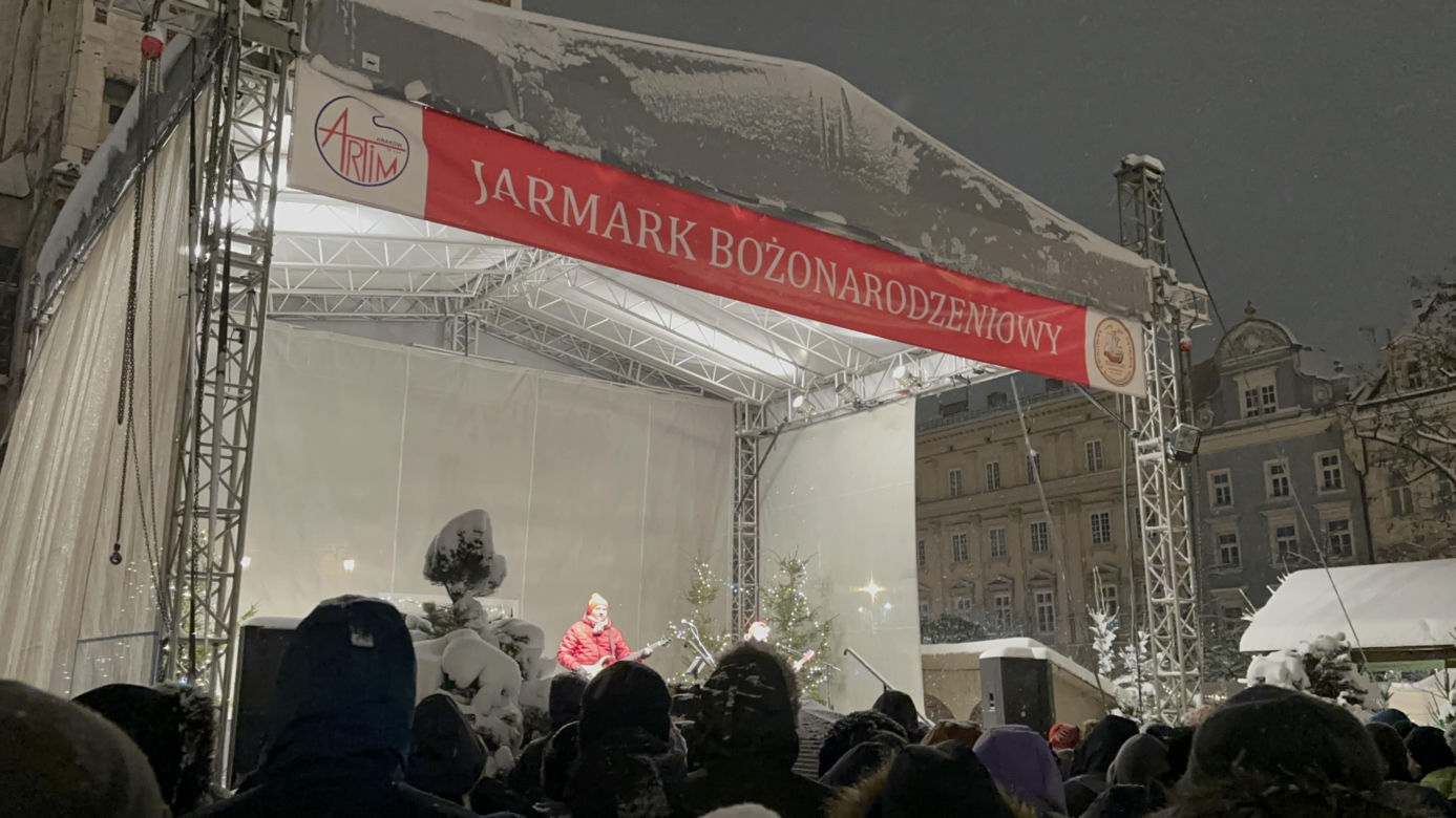 Choinka rozbłysła na Rynku Głównym. Tak wygląda Kraków w zimowej scenerii! 