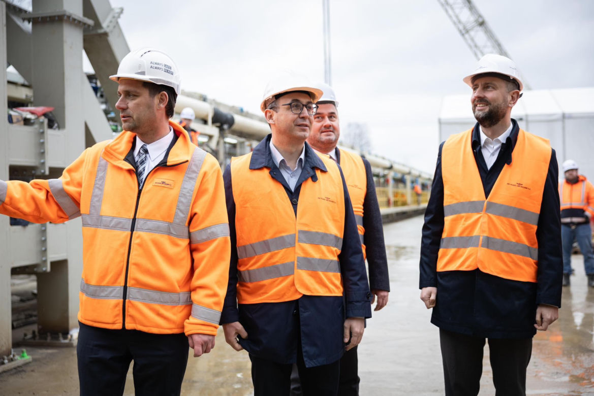 Wielkie chińskie maszyny TBM drążą najdłuższy tunel kolejowy w Polsce