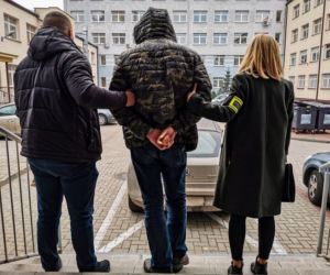 Seryjny włamywacz z Wasilkowa schował się przed policją pod łóżkiem [ZDJĘCIA, WIDEO]