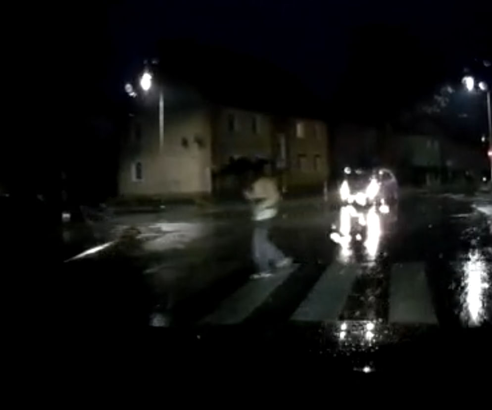 Pieszy jest niemal niewidoczny na nagraniu