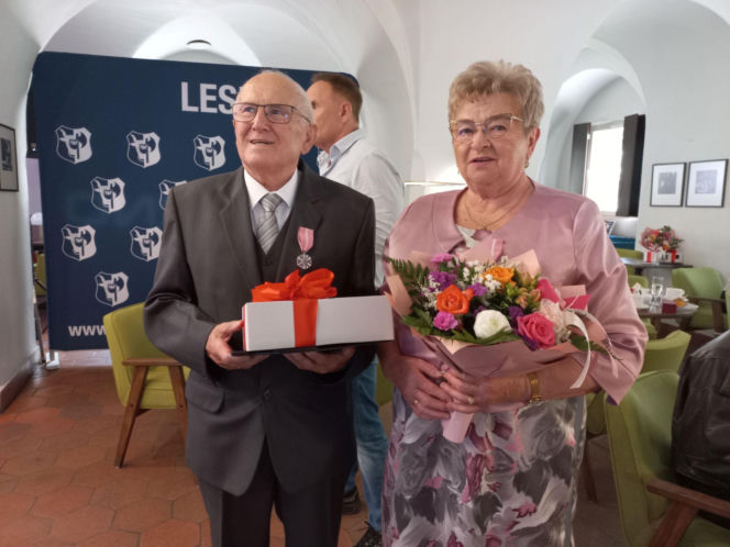 "Łóżko wszystko goi". Cenne rady od par świętujących 50-lecie małżeństwa w Lesznie