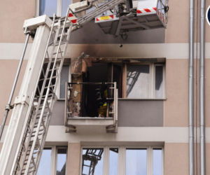 Pożar w centrum Warszawy. Balkon płonął jak pochodnia